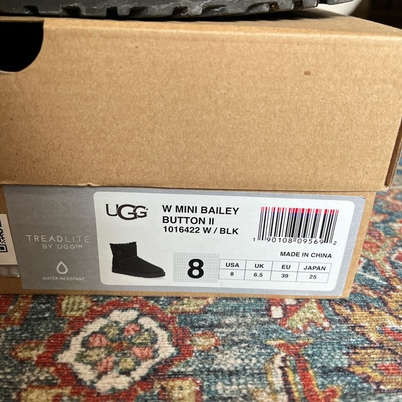 UGG Mini Bailey Button II Black, size 8 - Picture 8 of 8